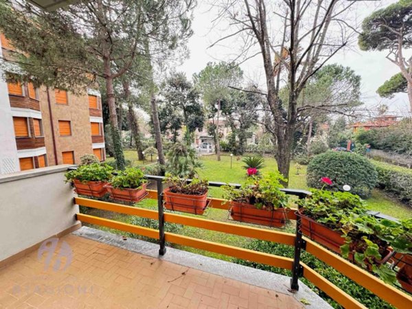 appartamento in vendita a Forte dei Marmi in zona Roma Imperiale