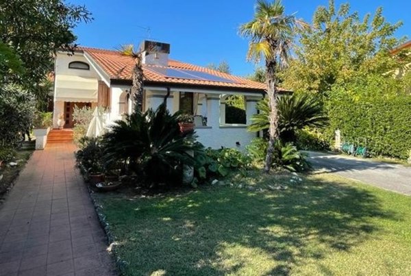 casa indipendente in vendita a Forte dei Marmi in zona Vittoria Apuana