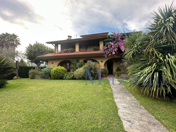 casa indipendente in vendita a Forte dei Marmi in zona Vittoria Apuana