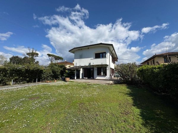 casa indipendente in vendita a Forte dei Marmi in zona Vittoria Apuana