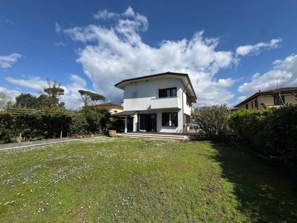 casa indipendente in vendita a Forte dei Marmi in zona Vittoria Apuana
