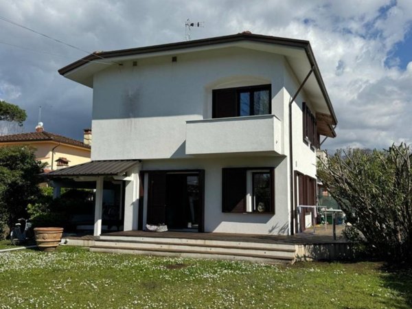 casa indipendente in vendita a Forte dei Marmi in zona Vittoria Apuana