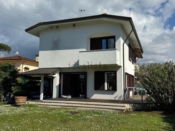 casa indipendente in vendita a Forte dei Marmi in zona Vittoria Apuana