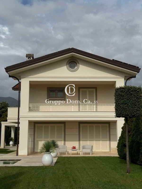 casa indipendente in vendita a Forte dei Marmi in zona Vittoria Apuana