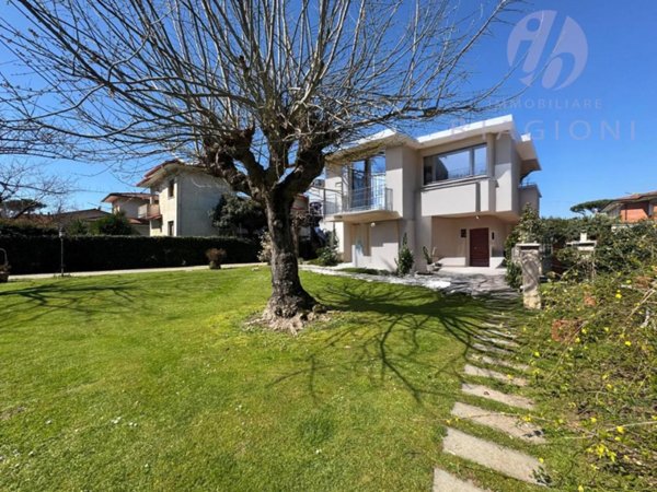 casa indipendente in vendita a Forte dei Marmi in zona Vaiana