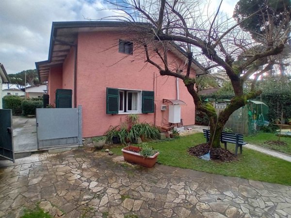 casa indipendente in vendita a Forte dei Marmi in zona Vittoria Apuana