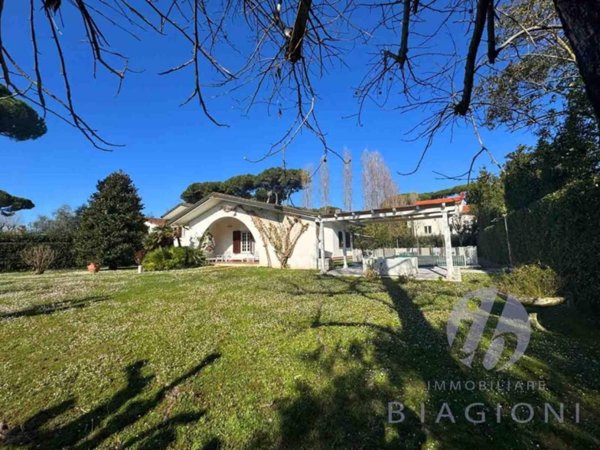 casa indipendente in vendita a Forte dei Marmi in zona Roma Imperiale