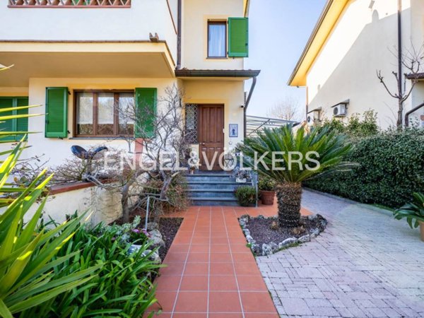 casa indipendente in vendita a Forte dei Marmi in zona Vittoria Apuana