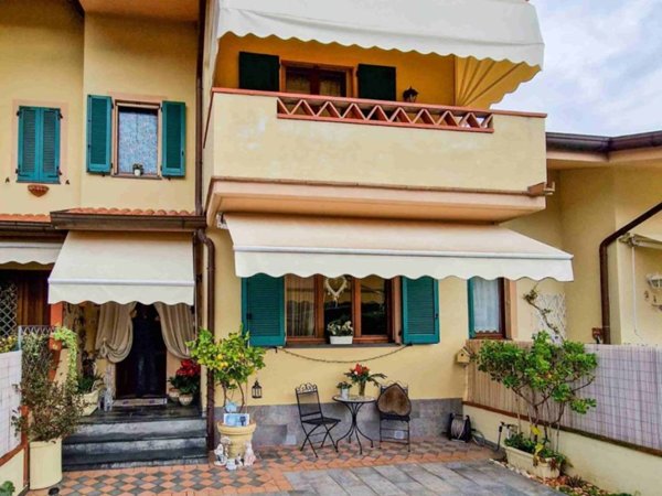 casa indipendente in vendita a Forte dei Marmi in zona Vittoria Apuana