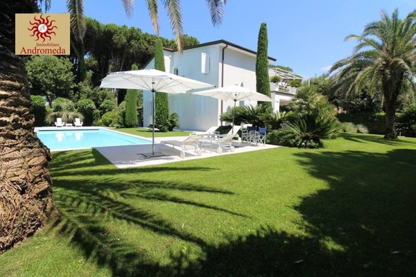 casa indipendente in vendita a Forte dei Marmi in zona Roma Imperiale