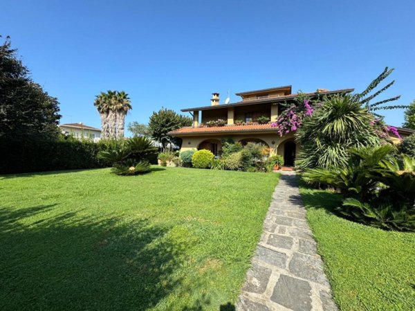 casa indipendente in vendita a Forte dei Marmi in zona Vittoria Apuana
