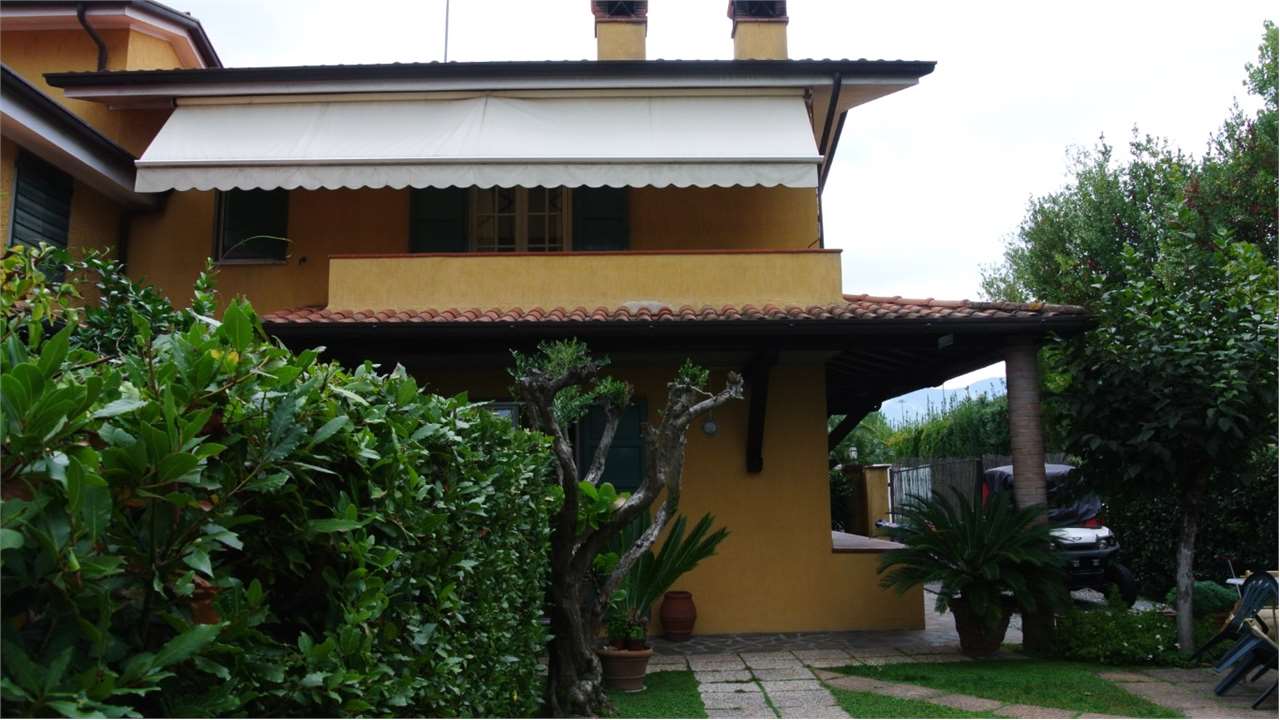 casa indipendente in vendita a Forte dei Marmi in zona Vittoria Apuana
