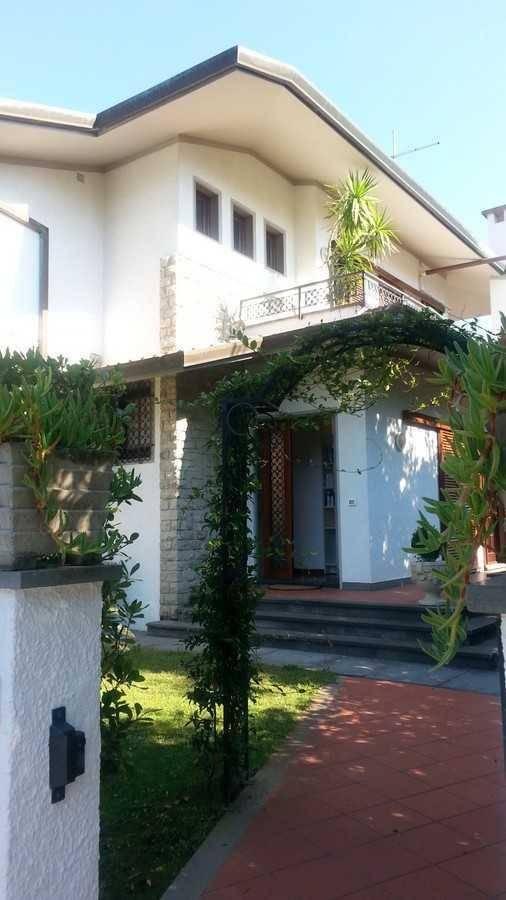 casa indipendente in vendita a Forte dei Marmi in zona Vittoria Apuana