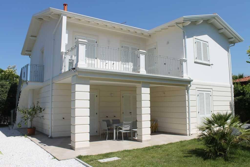 casa indipendente in vendita a Forte dei Marmi in zona Vittoria Apuana