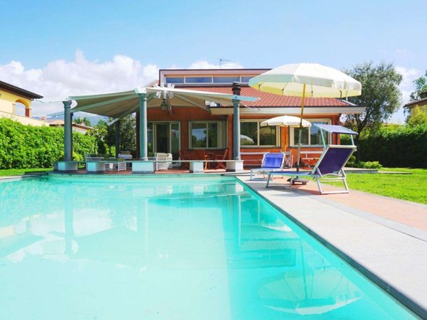 casa indipendente in vendita a Forte dei Marmi in zona Vittoria Apuana