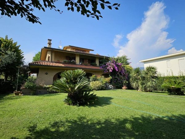 casa indipendente in vendita a Forte dei Marmi in zona Vittoria Apuana