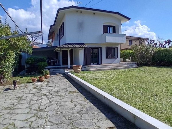 casa indipendente in vendita a Forte dei Marmi in zona Vittoria Apuana
