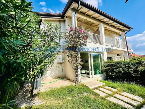 casa indipendente in vendita a Forte dei Marmi