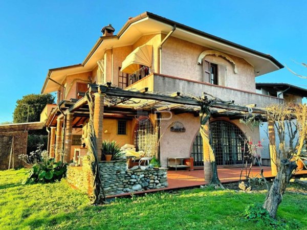 casa indipendente in vendita a Forte dei Marmi in zona Vaiana