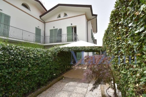 casa indipendente in vendita a Forte dei Marmi