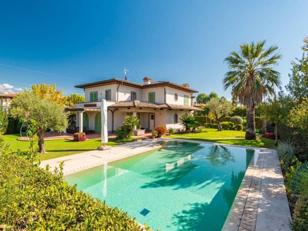 casa indipendente in vendita a Forte dei Marmi in zona Vittoria Apuana