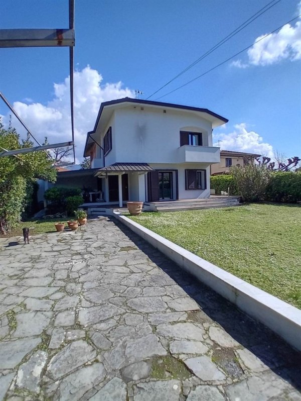 casa indipendente in vendita a Forte dei Marmi in zona Vittoria Apuana