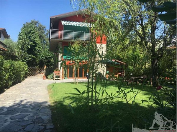 casa indipendente in vendita a Forte dei Marmi in zona Vittoria Apuana
