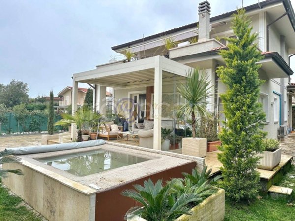 casa indipendente in vendita a Forte dei Marmi