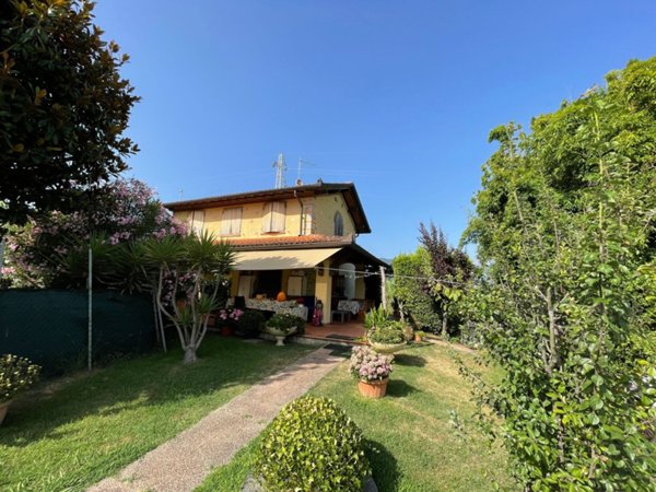 casa indipendente in vendita a Forte dei Marmi in zona Vittoria Apuana