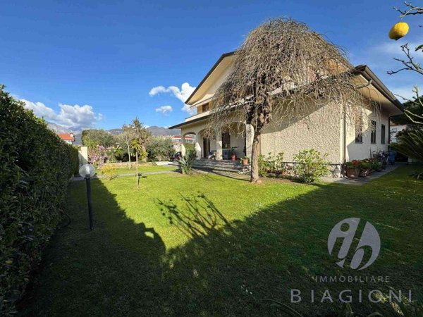 casa indipendente in vendita a Forte dei Marmi in zona Vaiana