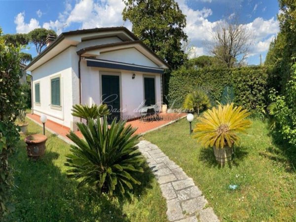 casa indipendente in vendita a Forte dei Marmi in zona Vittoria Apuana