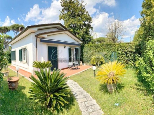 casa indipendente in vendita a Forte dei Marmi in zona Vittoria Apuana