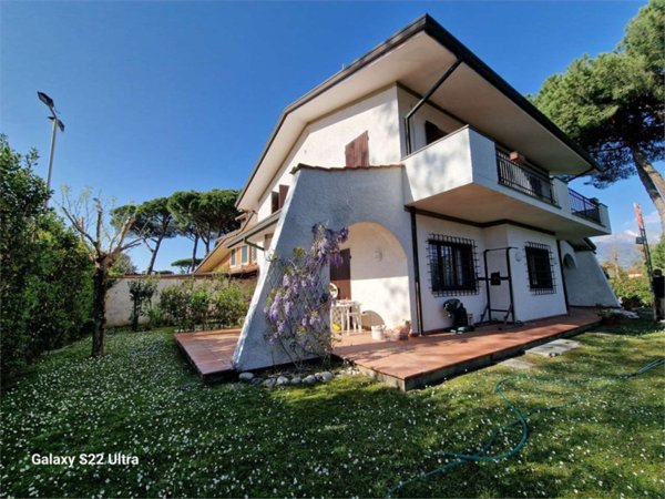 casa indipendente in vendita a Forte dei Marmi in zona Roma Imperiale