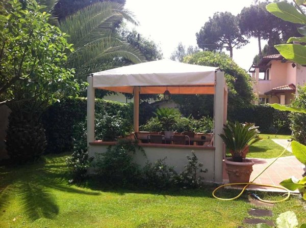 casa indipendente in vendita a Forte dei Marmi in zona Vittoria Apuana