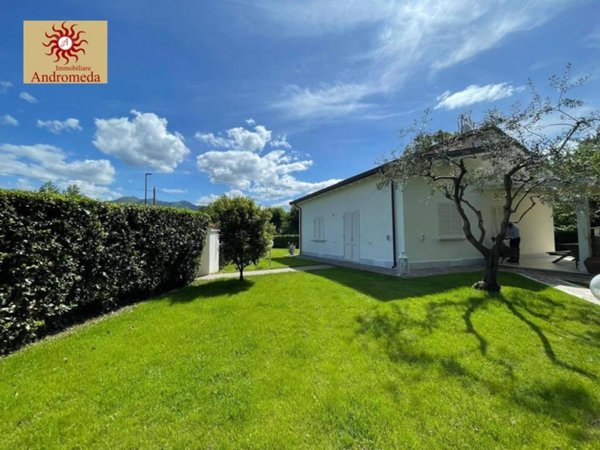 casa indipendente in vendita a Forte dei Marmi in zona Roma Imperiale