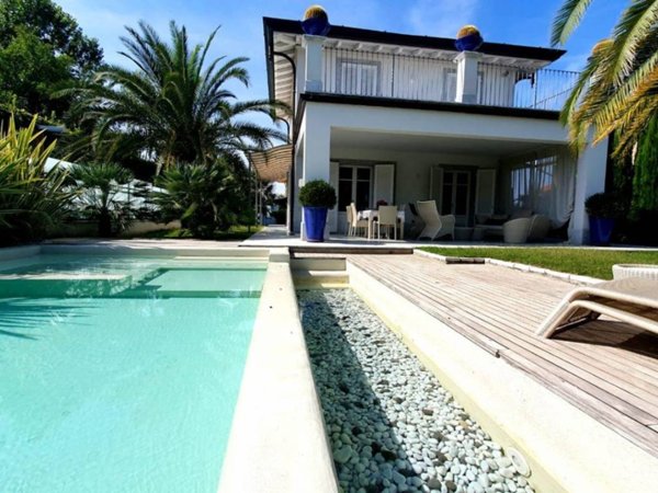 casa indipendente in vendita a Forte dei Marmi in zona Vittoria Apuana