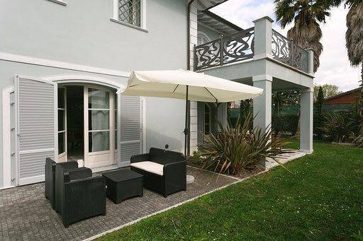 casa indipendente in vendita a Forte dei Marmi in zona Vittoria Apuana