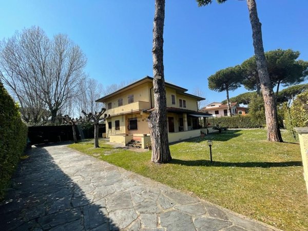 casa indipendente in vendita a Forte dei Marmi in zona Roma Imperiale