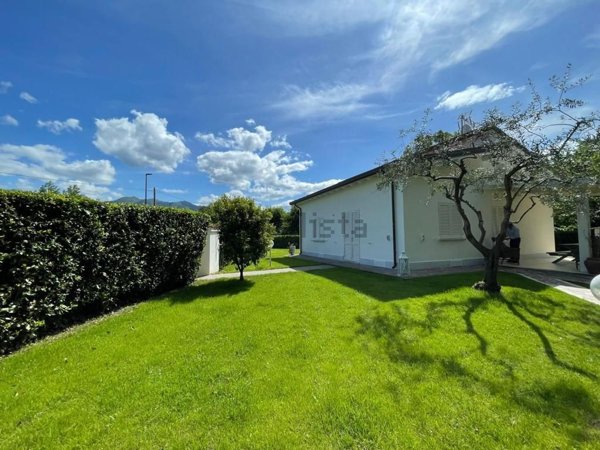 casa indipendente in vendita a Forte dei Marmi in zona Roma Imperiale