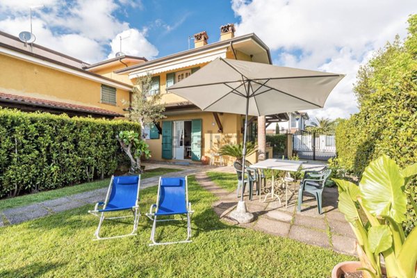 casa indipendente in vendita a Forte dei Marmi in zona Vittoria Apuana