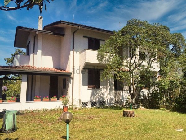 casa indipendente in vendita a Forte dei Marmi in zona Vittoria Apuana