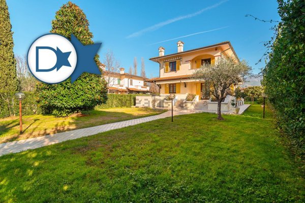 casa indipendente in vendita a Forte dei Marmi in zona Vittoria Apuana