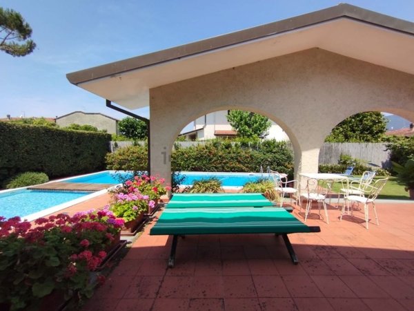 casa indipendente in vendita a Forte dei Marmi in zona Vaiana