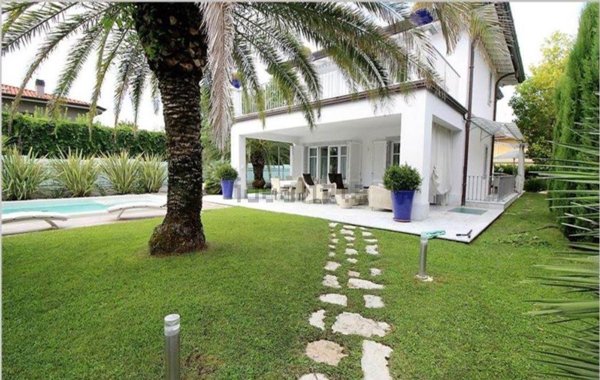 casa indipendente in vendita a Forte dei Marmi in zona Vittoria Apuana
