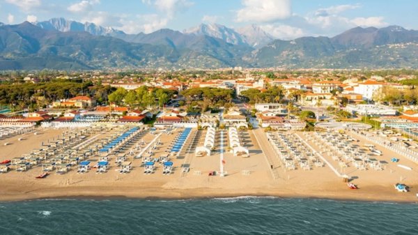 appartamento in vendita a Forte dei Marmi in zona Roma Imperiale