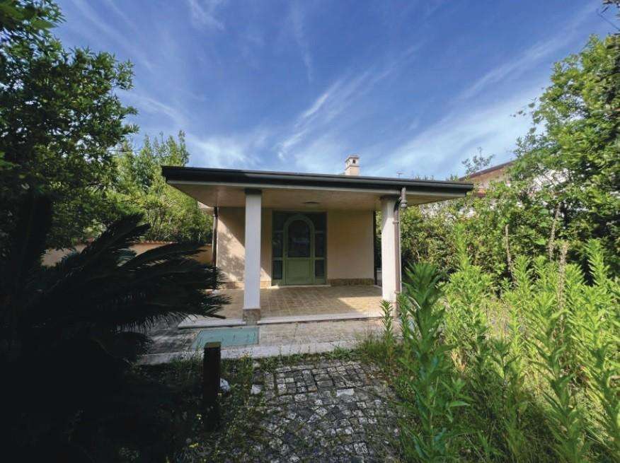 appartamento in vendita a Forte dei Marmi in zona Vittoria Apuana