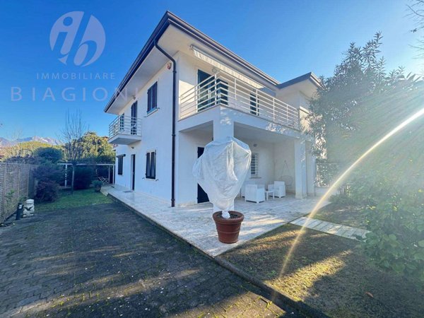 casa indipendente in vendita a Forte dei Marmi