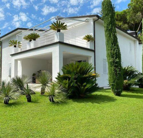 casa indipendente in vendita a Forte dei Marmi in zona Roma Imperiale