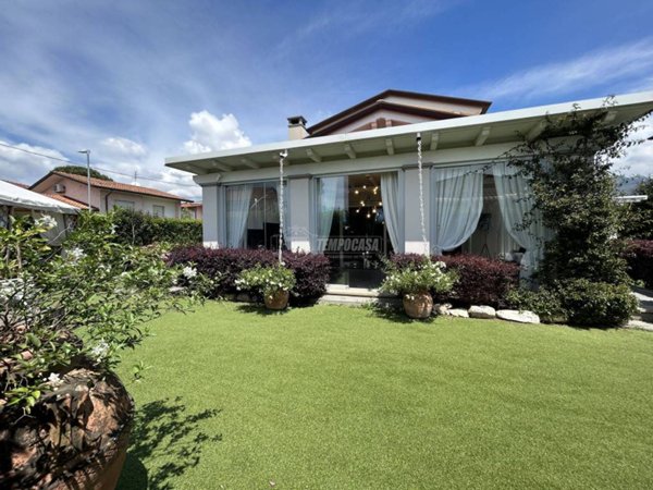 casa indipendente in vendita a Forte dei Marmi in zona Vaiana
