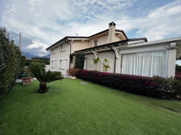 casa indipendente in vendita a Forte dei Marmi in zona Vaiana